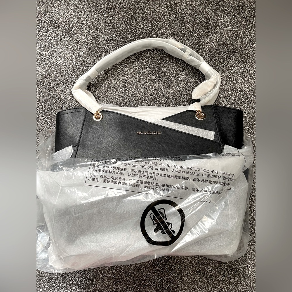 new in packaging michael kors large leather purse/bag